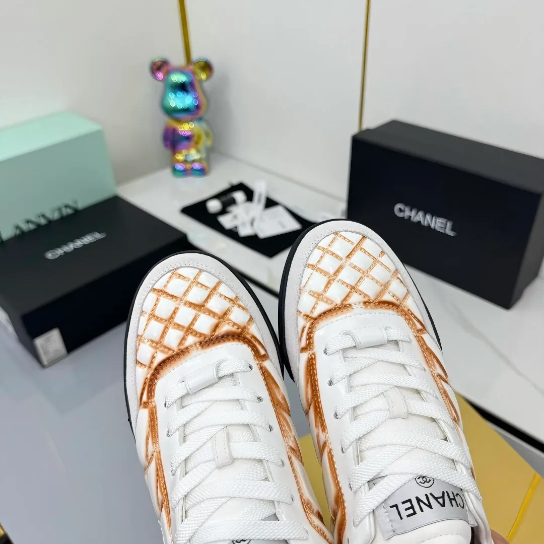 👟👟Ex-factory price 620👟👟 Top version Chanel Chanel - 2025 counter top casual sports shoes This sneaker is a classic design; the upper is electro-embroidered with a variety of techniques; the outsole is fashionable and sporty; it is extraordinary and incorporates a variety of color matching elements... The diversified mix and match is very beautiful and versatile, and can be used for leisure, fashion, sports and outdoor... ꫛꫀꪝ Go➫ Material: ❶Upper is made of: original cowhide ❷Inner lining is made of: original imported sheepskin ❸Outsole is based on: original TPU combination outsole Special counter boutique packaging complete set for women 35–41